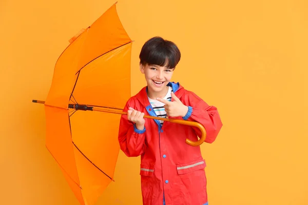 Mignon Petit Garçon Imperméable Avec Parapluie Sur Fond Couleur — Photo