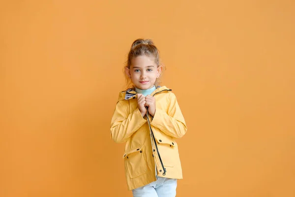 Petite Fille Mignonne Imperméable Sur Fond Couleur — Photo