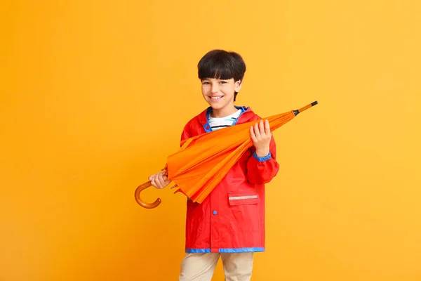 Lindo Niño Impermeable Con Paraguas Fondo Color — Foto de Stock