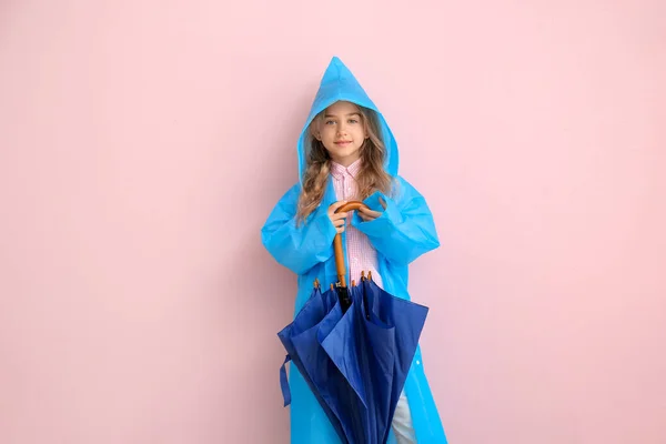 Yağmurluk Giymiş Şirin Bir Kız Arka Planda Şemsiyesi Var — Stok fotoğraf
