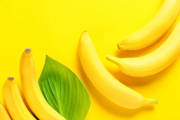 Plátanos Maduros Sobre Fondo Color —  Fotos de Stock