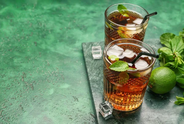 Bicchieri Gustoso Cocktail Cuba Libre Tavola — Foto Stock