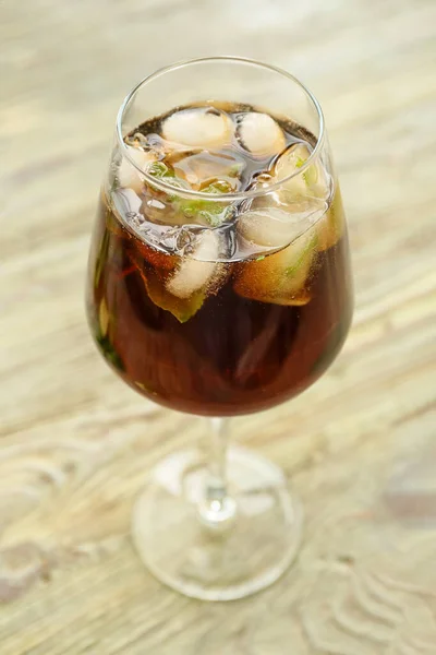 Bicchiere Gustoso Cocktail Cuba Libre Sul Tavolo — Foto Stock