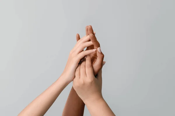Женские Руки Светлом Фоне Остановить Расизм — стоковое фото