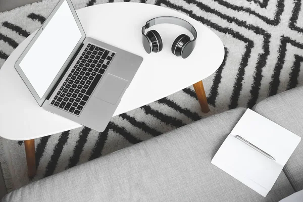 Modern Laptop Headphones Table Room — Stock Photo, Image