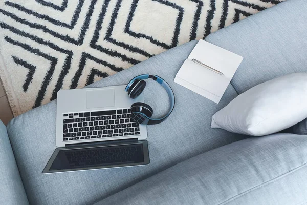 Modern Laptop Headphones Sofa Room — Stock Photo, Image