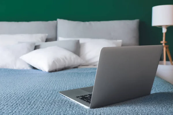 Modern Laptop Bed Room — Stock Photo, Image