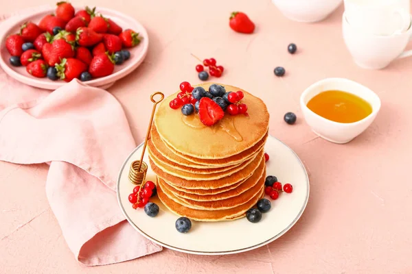 Crêpes Sucrées Avec Des Baies Sur Fond Couleur — Photo