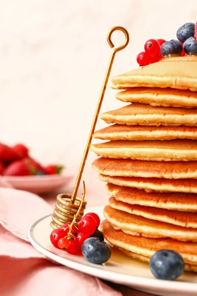 Pancake Manis Dengan Buah Beri Atas Meja Tutup — Stok Foto