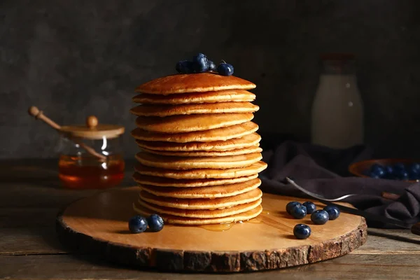 Pancake Manis Dengan Buah Berry Atas Meja — Stok Foto