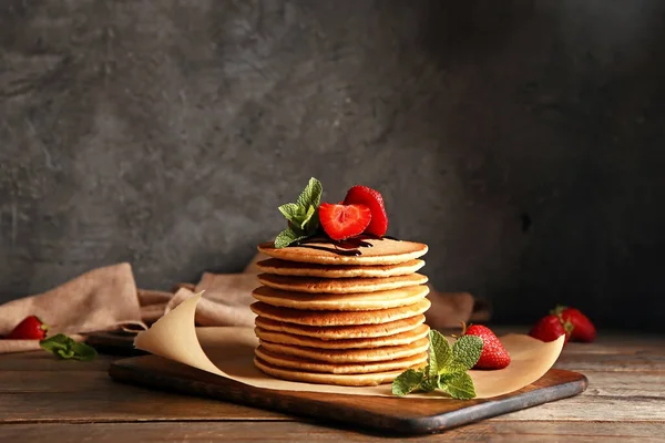 Pancake Manis Dengan Buah Berry Atas Meja — Stok Foto