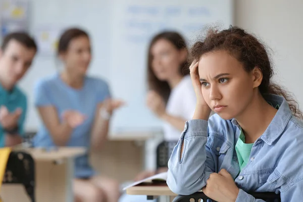 Gente Acosando Mujer Afroamericana Universidad Detener Racismo —  Fotos de Stock