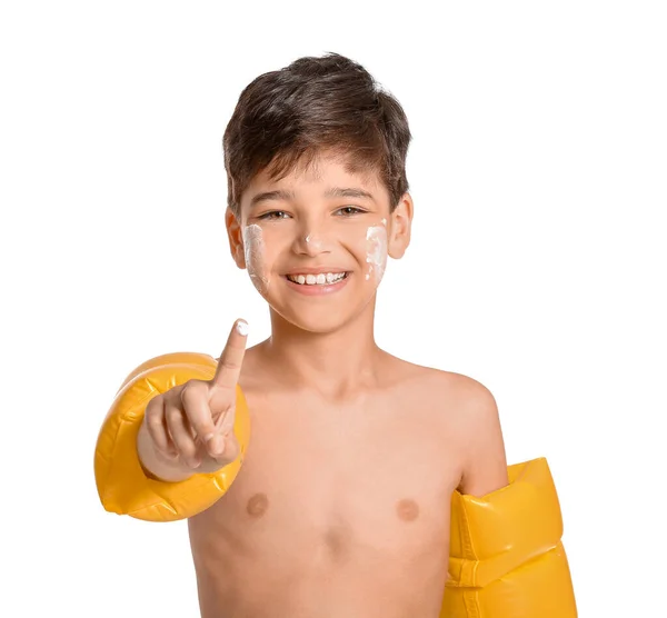 Niño Pequeño Con Crema Protección Solar Cara Contra Fondo Blanco —  Fotos de Stock