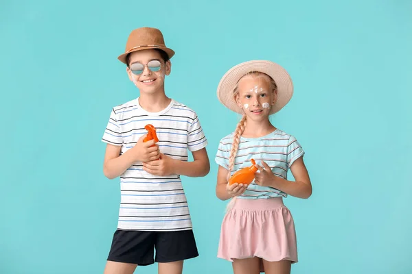 Bambini Piccoli Con Crema Protezione Solare Sfondo Colore — Foto Stock