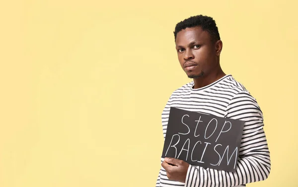 Грустный Афроамериканец Плакатом Цветном Фоне Остановить Расизм — стоковое фото