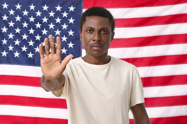 Sorglig Afroamerikansk Man Som Visar Stopp Gest Nära Nationella Flaggan — Stockfoto