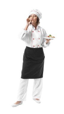 Beyaz arka planda lezzetli yemekleri olan Afro-Amerikalı bir aşçı.