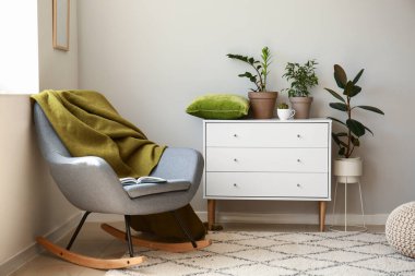 Koltuklu modern odanın içi.