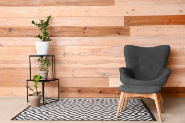 Koltuklu modern odanın içi.