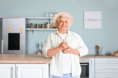 Evde sevimli ördek yavrusuyla kıdemli çiftçi