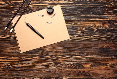 Kağıt çarşaf, mürekkep, fırça ve kalem.