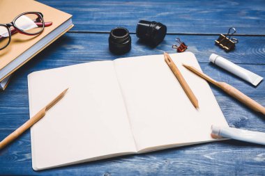 Not defteri, kalem ucu ve mürekkep ile kompozisyon