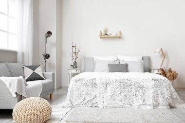 Modern yatak odasının iç dekorasyonu.