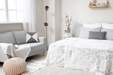 Modern yatak odasının iç dekorasyonu.