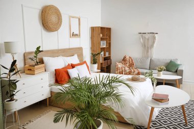 Modern yatak odasının iç dekorasyonu.