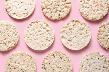 Arkaplanda pirinç gevrekleri