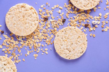 Arkaplanda pirinç gevrekleri