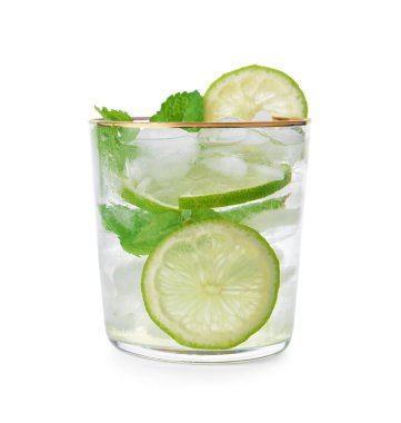 Beyaz arka planda bir bardak taze mojito.