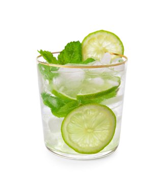 Beyaz arka planda bir bardak taze mojito.