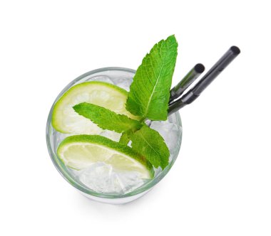 Beyaz arka planda bir bardak taze mojito.