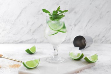 Beyaz arka planda bir bardak taze mojito.