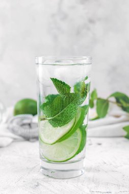 Beyaz arka planda bir bardak taze mojito.