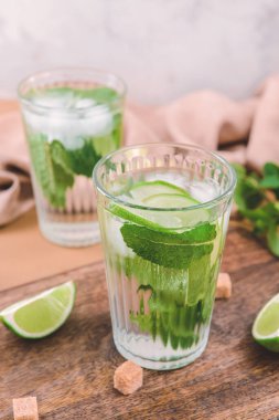 Masada bir bardak taze mojito.