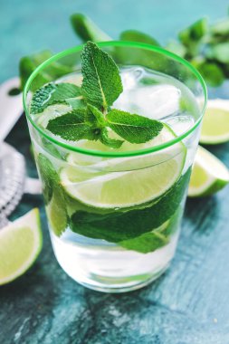 Masada bir bardak taze mojito.
