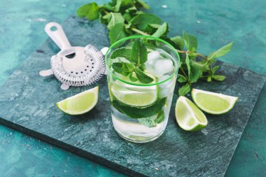 Renkli fonda bir bardak taze mojito.