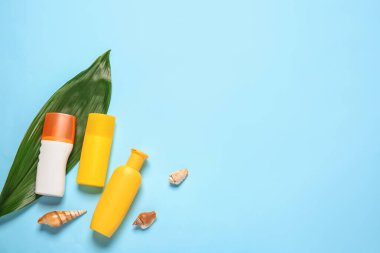 Renkli arkaplanda güneş kremi şişeleri