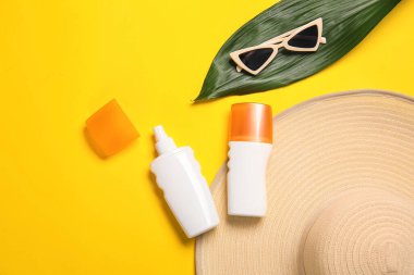 Renkli güneş kremi sürmüş plaj aksesuarları