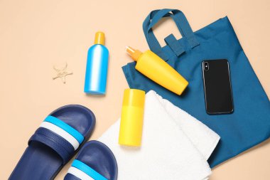 Renkli güneş kremi sürmüş plaj aksesuarları