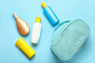 Arkaplanda güneş kremi olan çanta