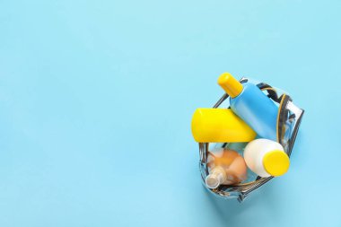 Arkaplanda güneş kremi olan çanta