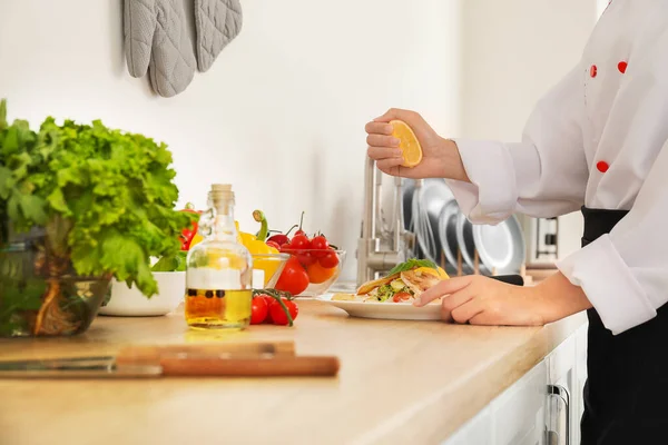 Female African American Chef Cooking Kitchen — Stock Photo, Image