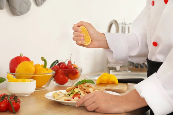 Female African American Chef Cooking Kitchen Closeup — Stock Photo, Image