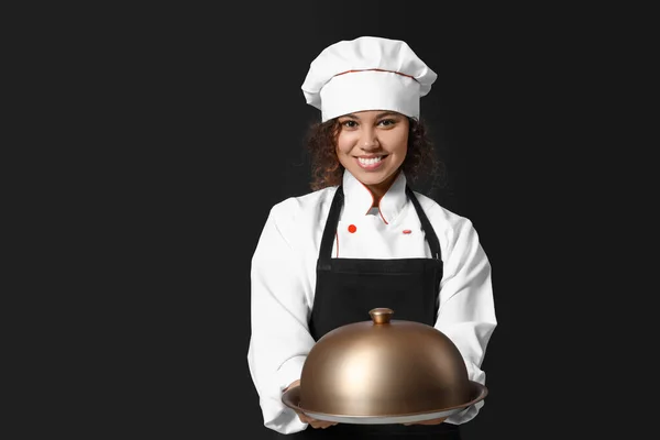 Vrouwelijke Afro Amerikaanse Chef Kok Met Dienblad Cloche Donkere Achtergrond — Stockfoto