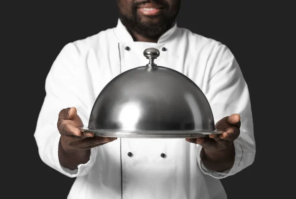 Chef Afroamericano Masculino Con Bandeja Cloche Sobre Fondo Oscuro —  Fotos de Stock