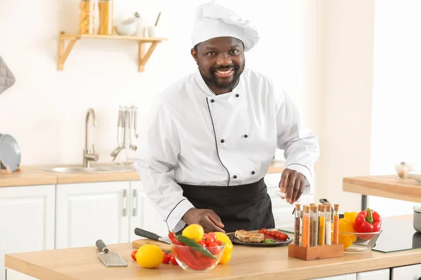 Chef Afroamericano Masculino Cocinando Cocina —  Fotos de Stock