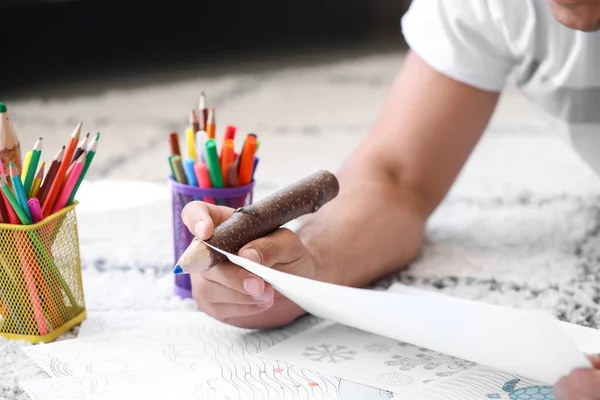 Young Man Coloring Pictures Home Closeup — Stock Photo, Image